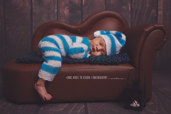 Newborn babies, and Christmas props, it doesn't get much cuter than that! Make sure you are prepared for your newborn's photo session with this list of props.