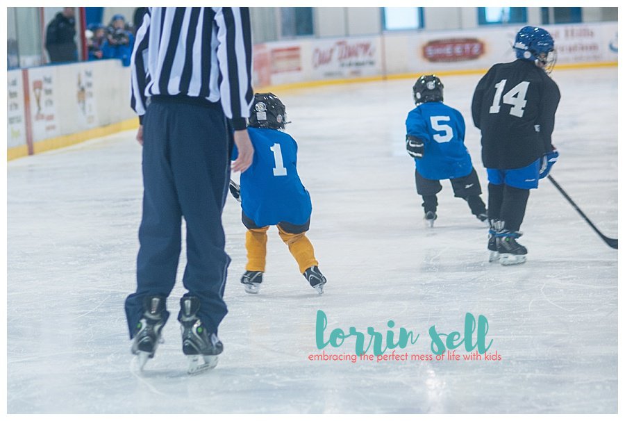 Hockey moms have to have it together to keep up with this lifestyle. These tips for hockey moms will help to manage all of those early mornings at the rink.